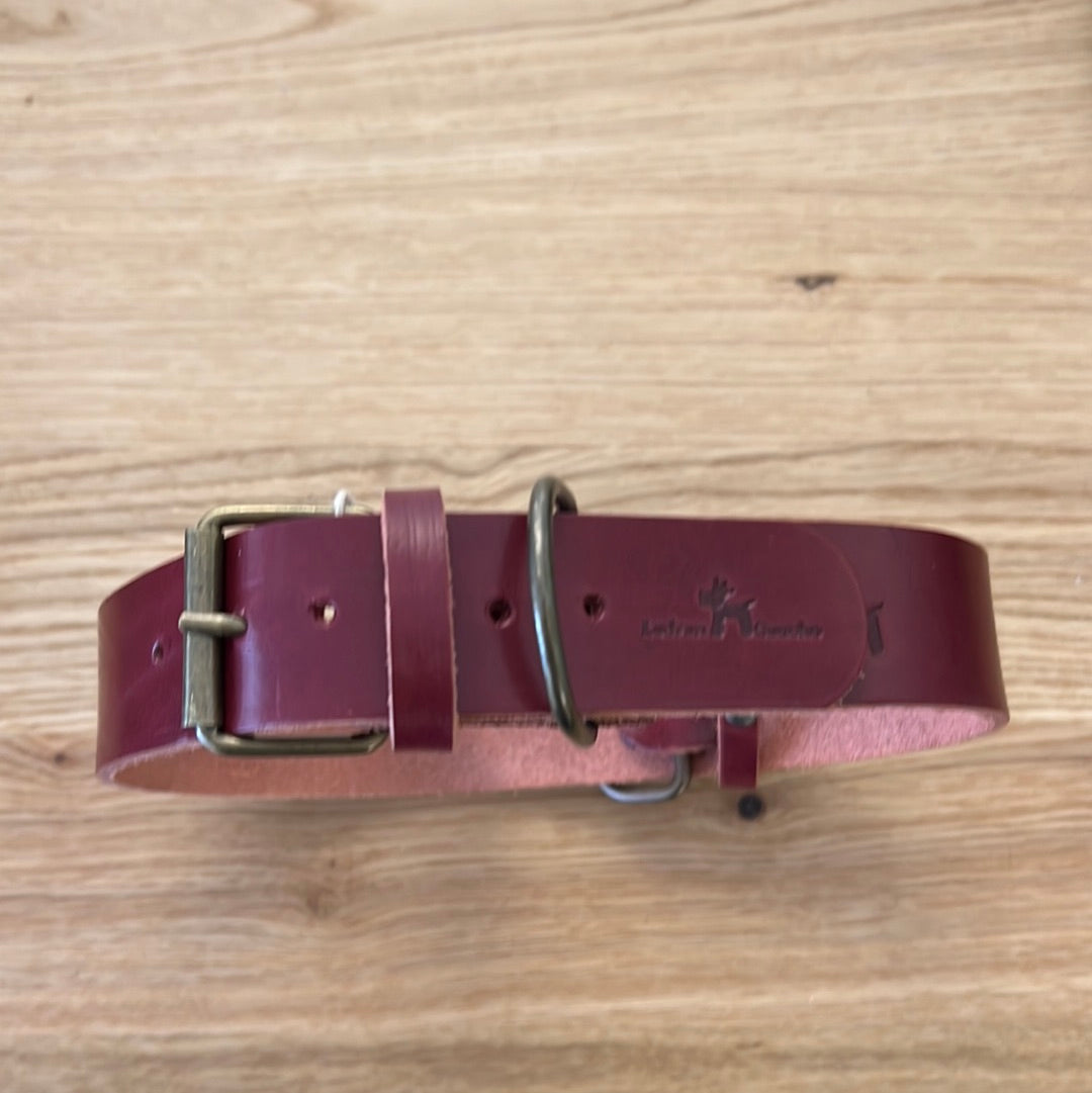 Halsband mit Hunde-Stanzung aus Kirschleder