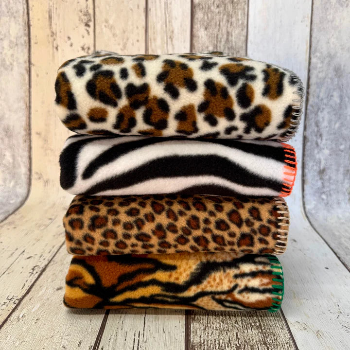 Kuscheldecke Animal Print mit Kontrastnaht - Doghouse
