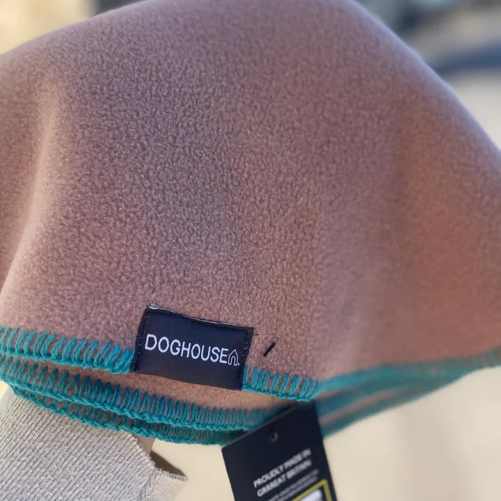 Kuscheldecke mit Kontrastnaht - Doghouse