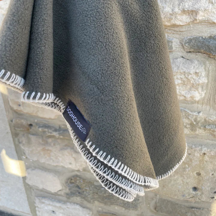 Kuscheldecke mit Kontrastnaht - Doghouse