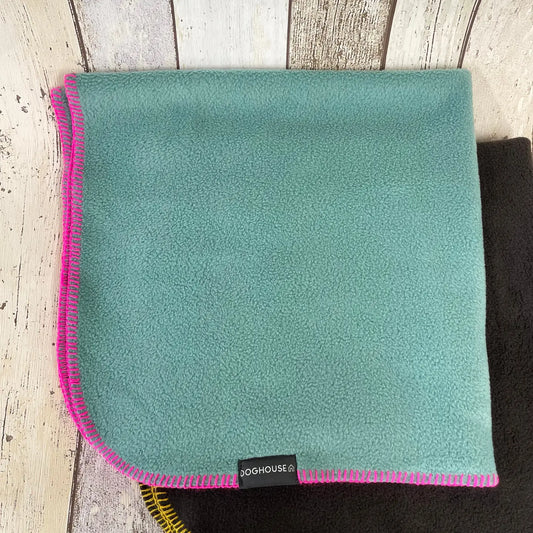 Kuscheldecke mit Kontrastnaht - Doghouse